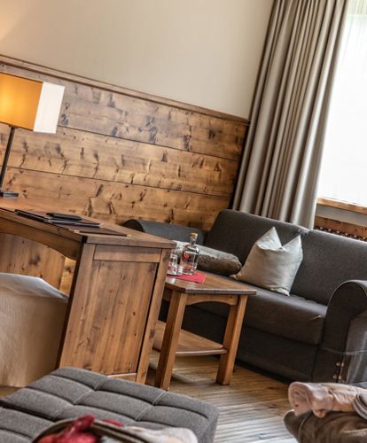 Wohnecke mit Schreibtisch und Sofa - Doppelzimmer Landro Lodge