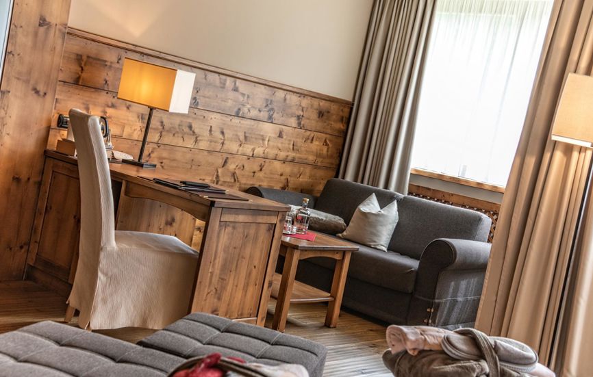 Wohnecke mit Schreibtisch und Sofa - Doppelzimmer Landro Lodge