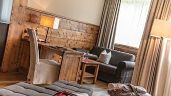 Angolo soggiorno con divano e scrivania - Camera matrimoniale Landro Lodge